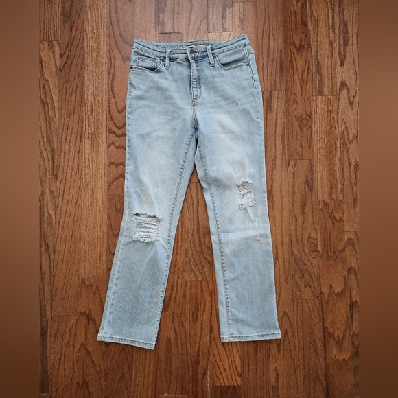 Universal Thread Women's Size 8/29 Light Wash Distressed Denim Jeans - Picture 2 of 6